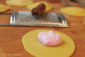 preparazione ravioli dolci con ricotta e cannella 