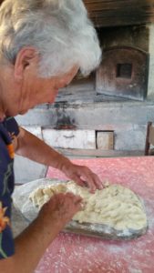 preparazione pizza con la sugna