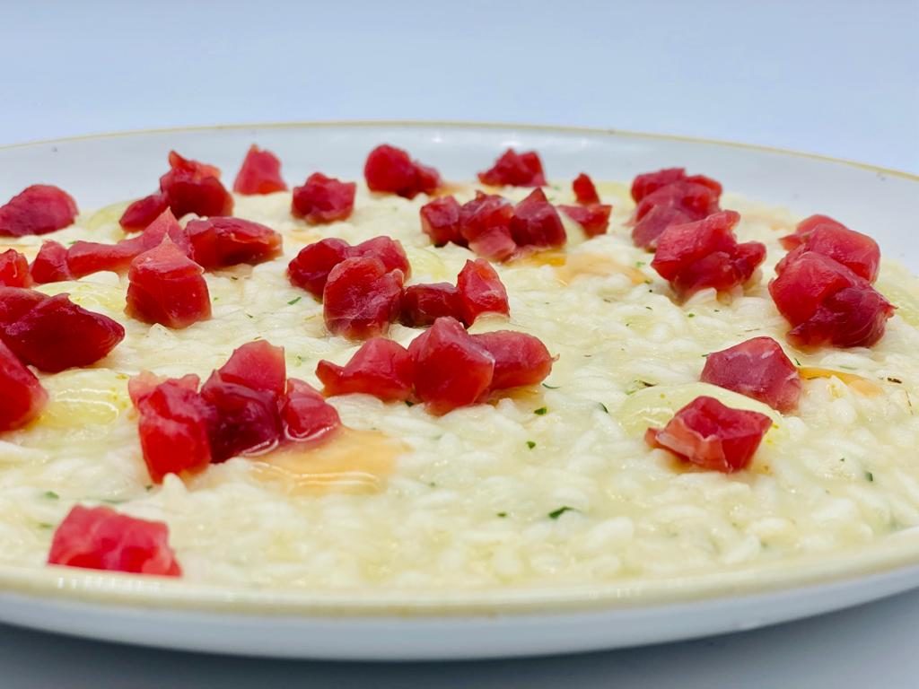 Risotto aglio olio peperoncino e tartare di tonno e lime